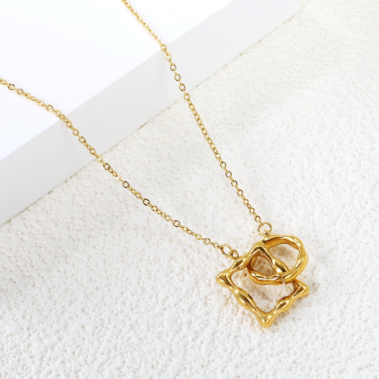 Irregular Square Clasp Pendant Necklace - MacroPanora