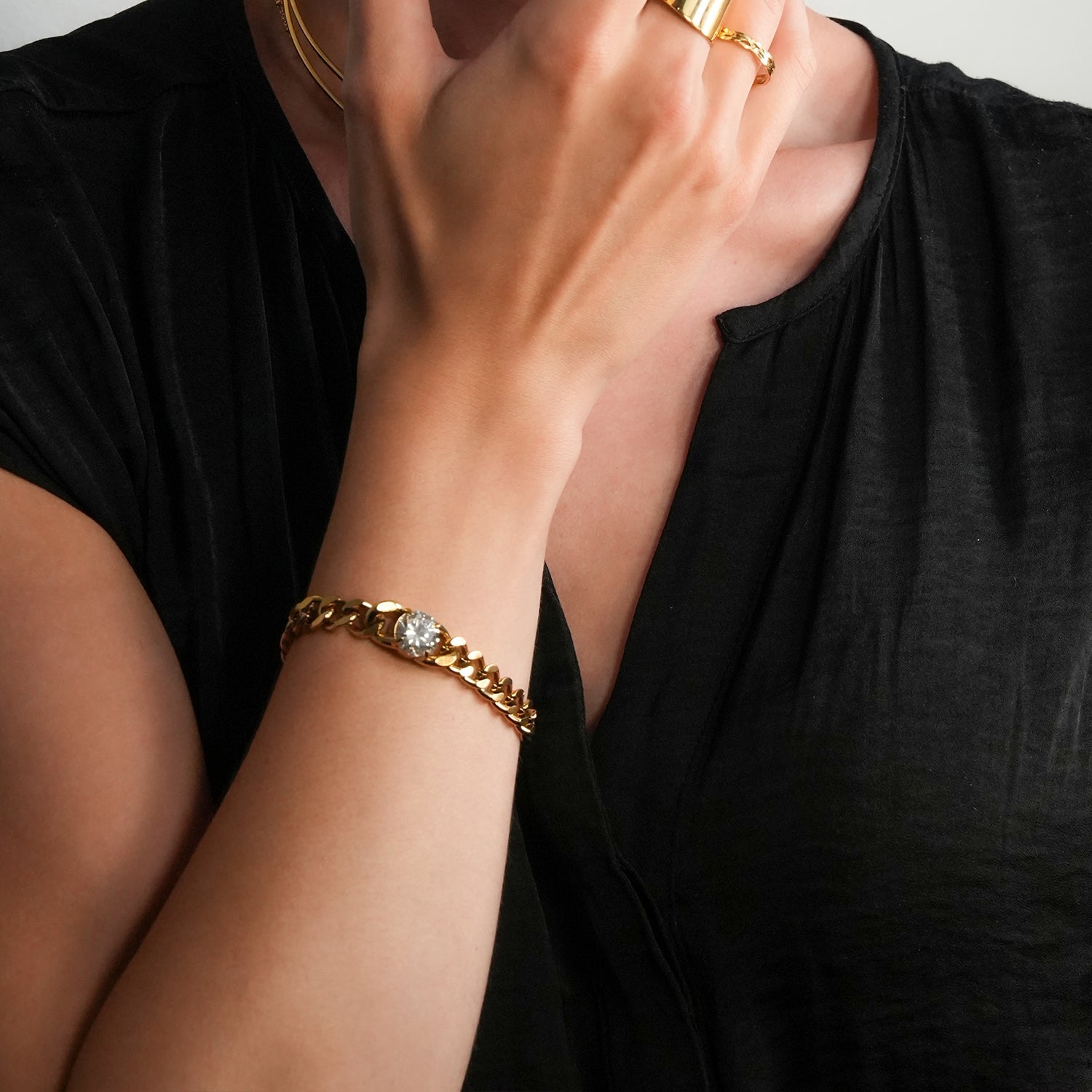 JATDAL Gold: Cuban Link Bracelet with a Dazzling Moissanite Centrepiece - MacroPanora