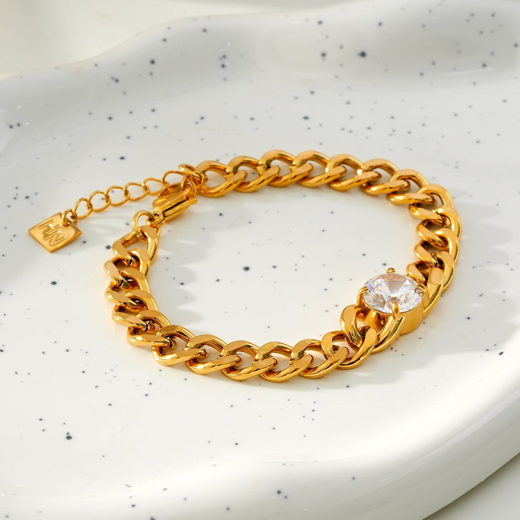 JATDAL Gold: Cuban Link Bracelet with a Dazzling Moissanite Centrepiece - MacroPanora