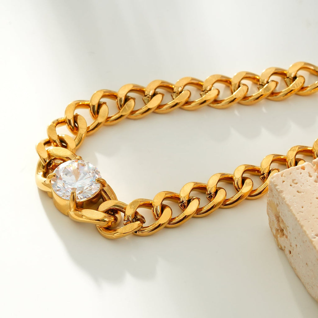 JATDAL Gold: Cuban Link Bracelet with a Dazzling Moissanite Centrepiece - MacroPanora