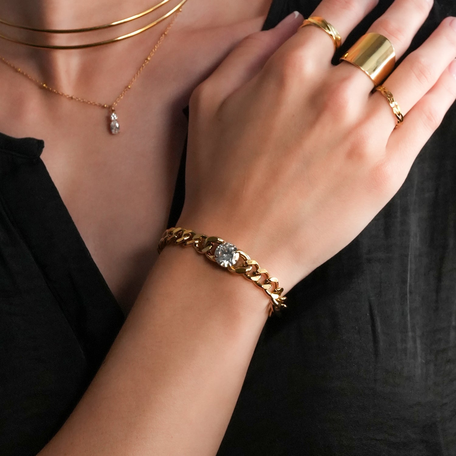 JATDAL Gold: Cuban Link Bracelet with a Dazzling Moissanite Centrepiece - MacroPanora