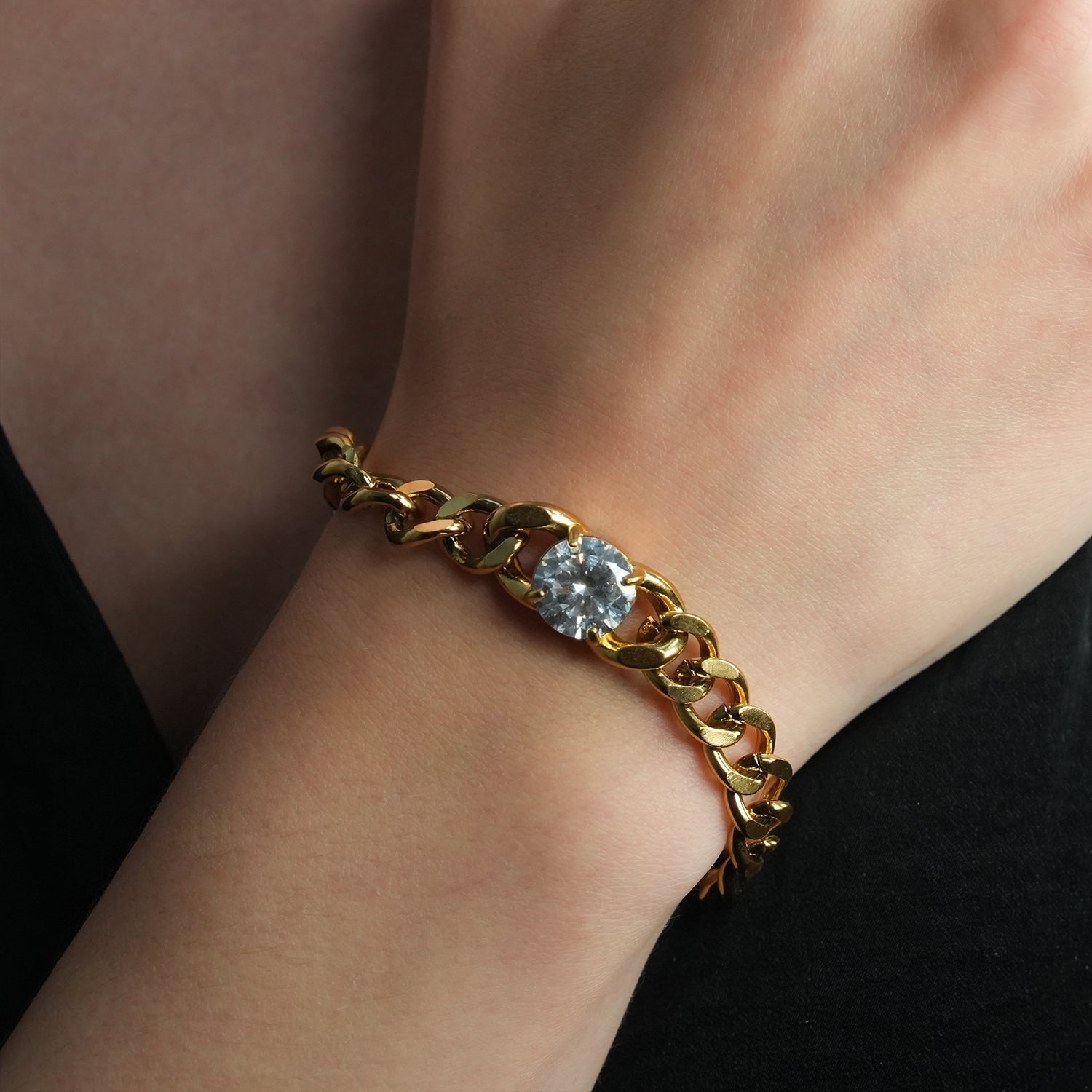 JATDAL Gold: Cuban Link Bracelet with a Dazzling Moissanite Centrepiece - MacroPanora