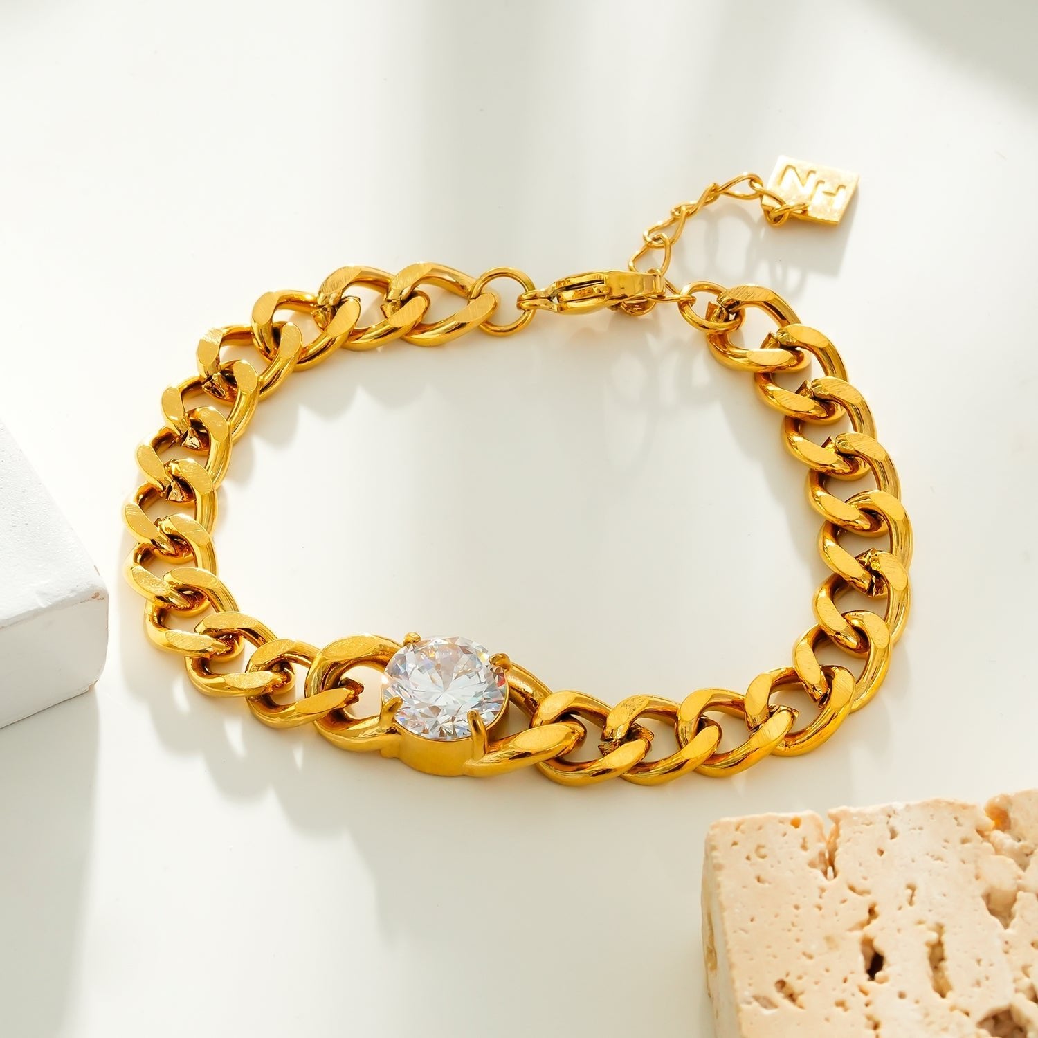 JATDAL Gold: Cuban Link Bracelet with a Dazzling Moissanite Centrepiece - MacroPanora
