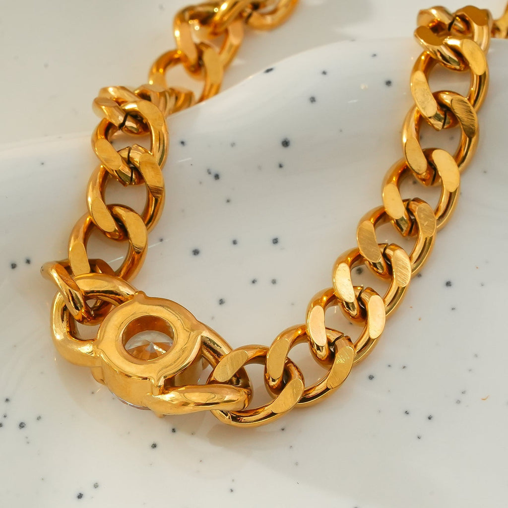 JATDAL Gold: Cuban Link Bracelet with a Dazzling Moissanite Centrepiece - MacroPanora