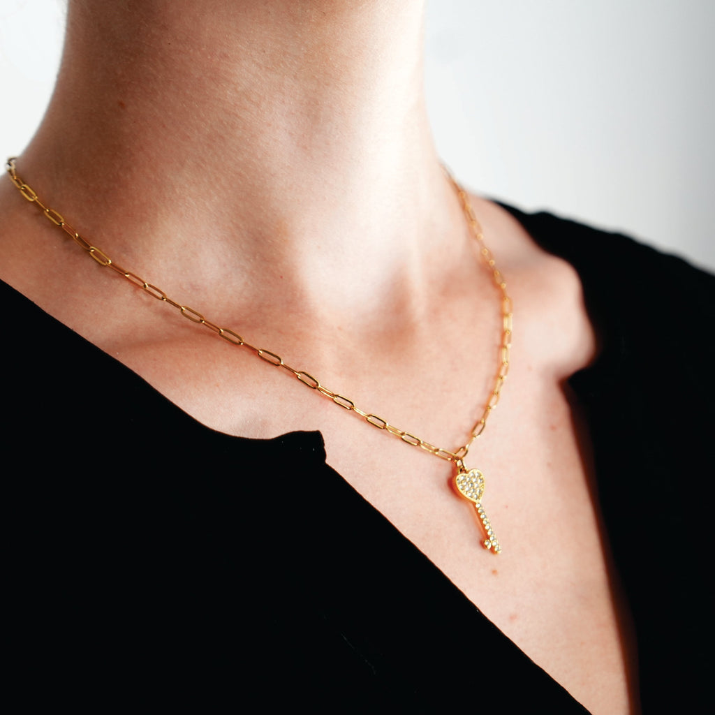 JAZRINA Gold: Pavé Key & Heart Pendant on a Paper Clip Chain Necklace - MacroPanora