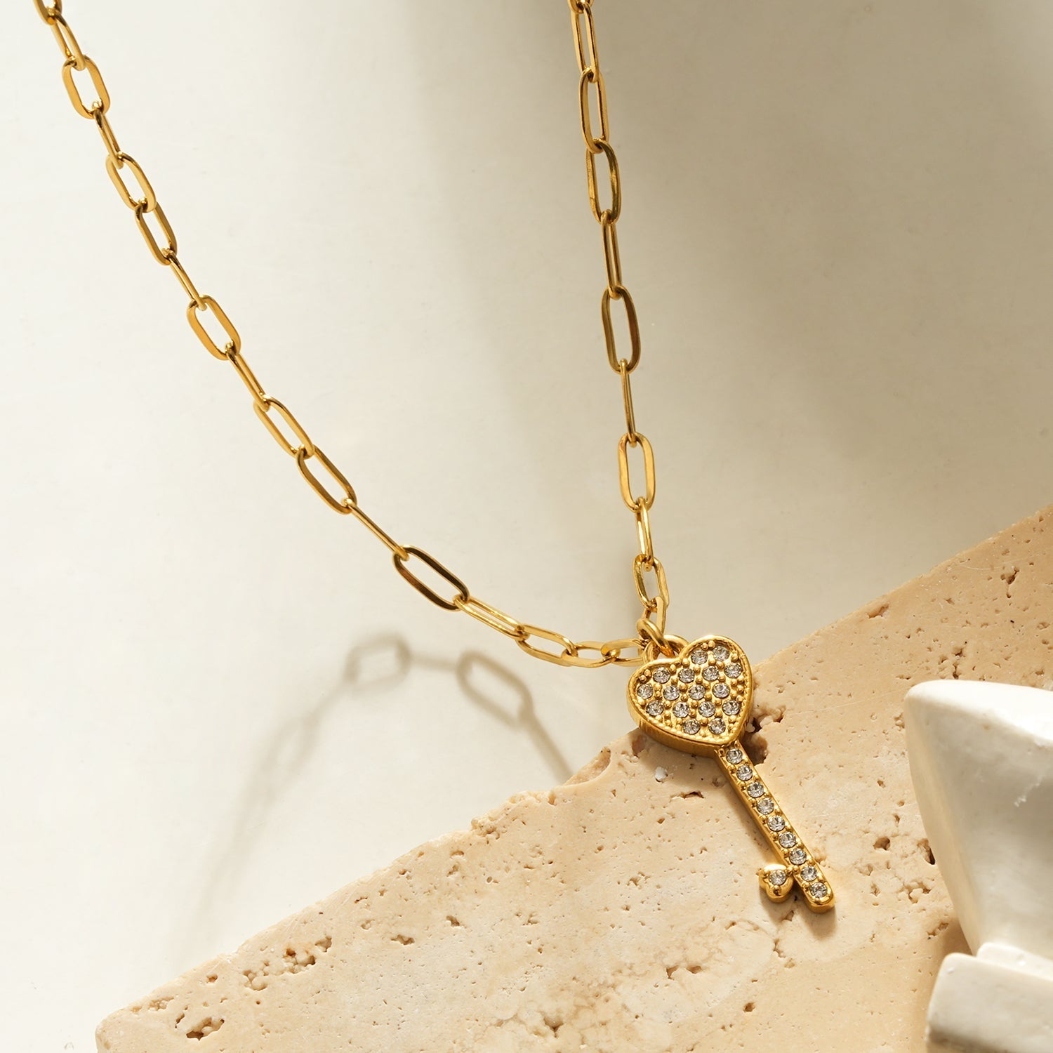 JAZRINA Gold: Pavé Key & Heart Pendant on a Paper Clip Chain Necklace - MacroPanora