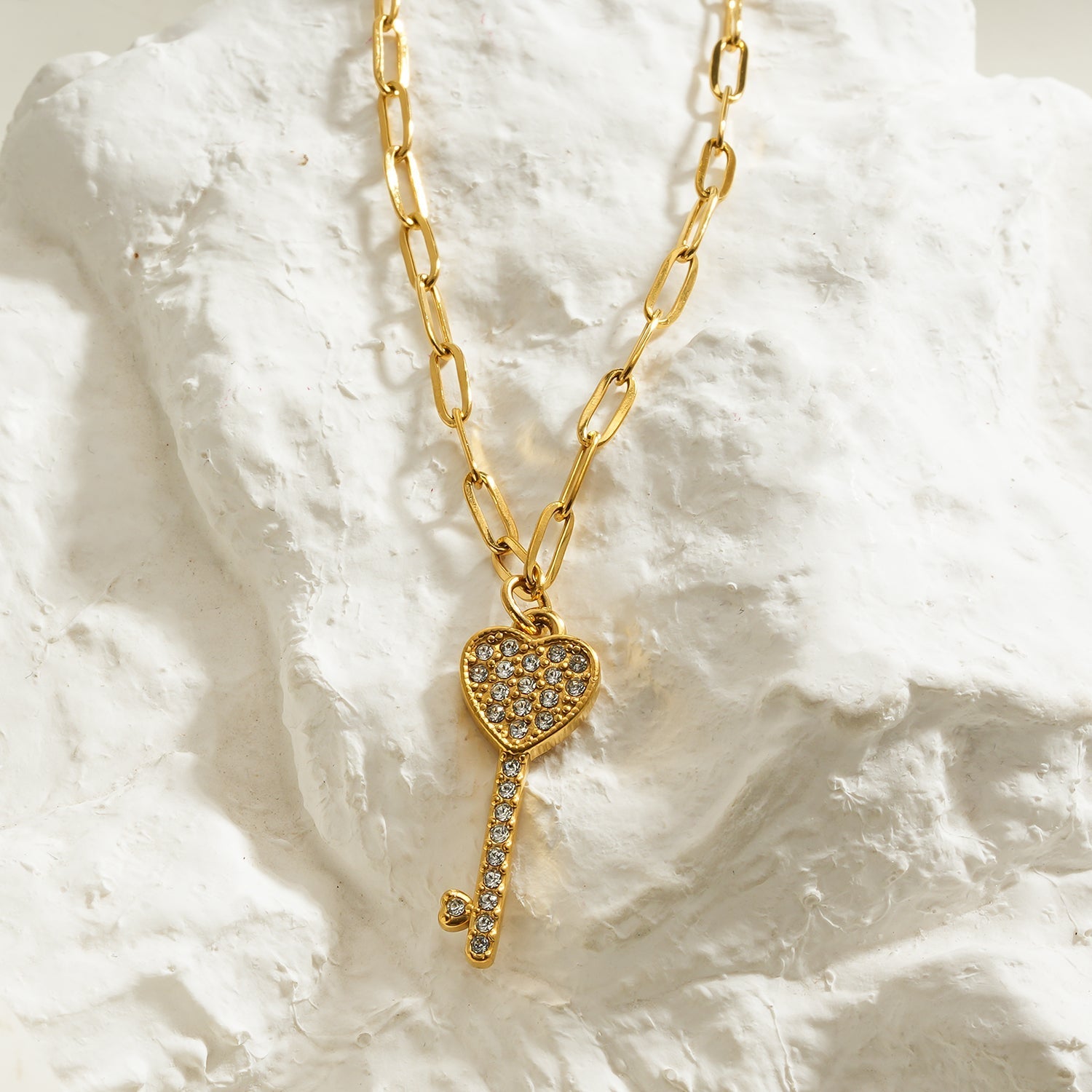 JAZRINA Gold: Pavé Key & Heart Pendant on a Paper Clip Chain Necklace - MacroPanora