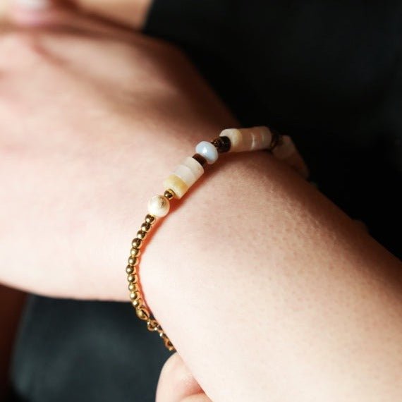 JERASA: Chalcedony Stones, Fresh Water Pearls & Gold Ball - Beaded Bracelet. - MacroPanora