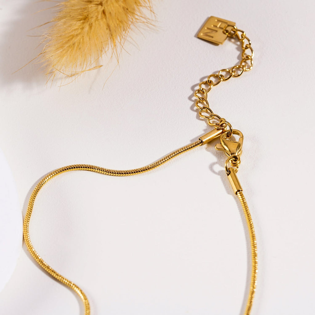 KRISTOS: Vintage Inspired Snake Skin Chain anchoring a Malachite Oval Pendant - MacroPanora