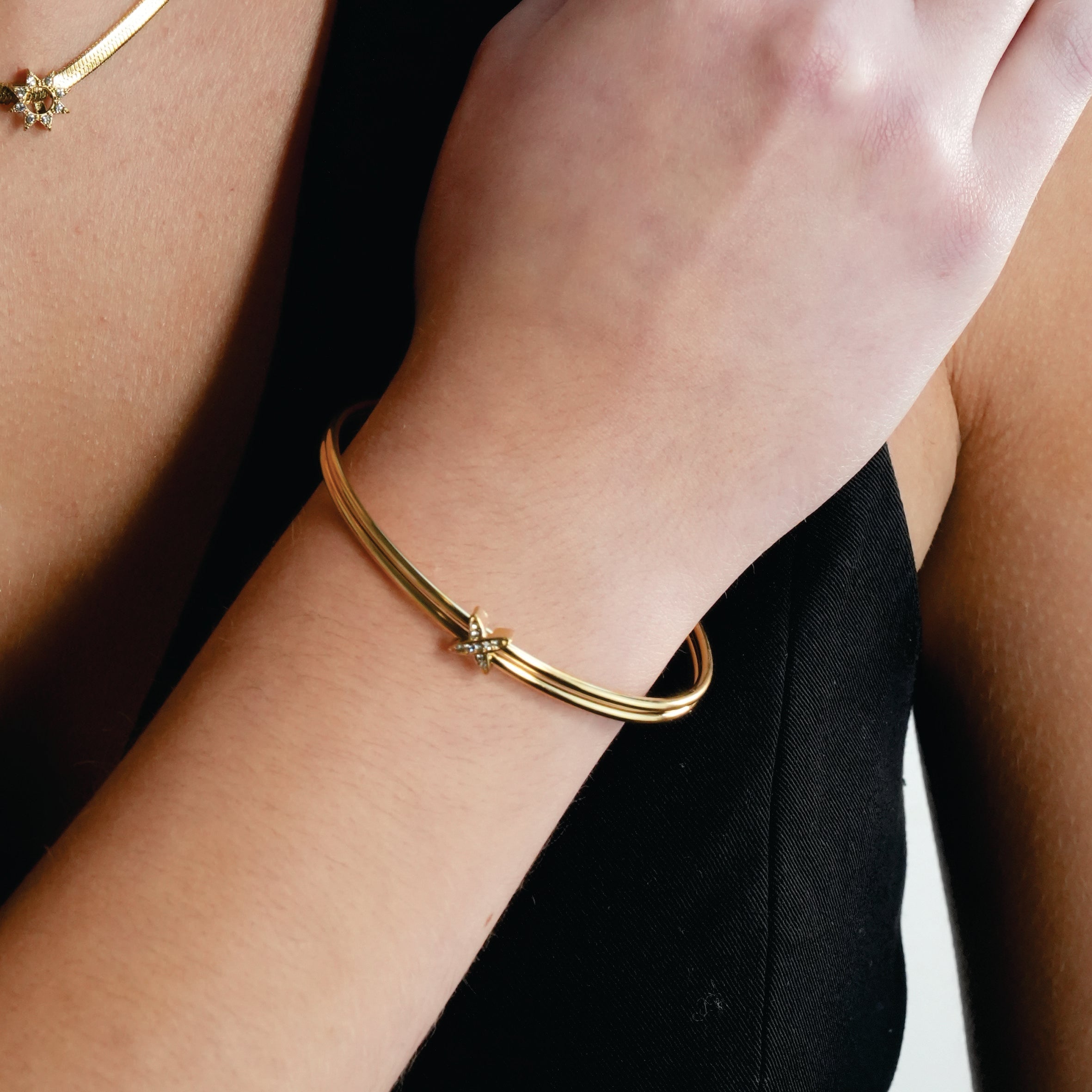 ODDASA Gold: Elegant Criss - Cross Dual Bangle Bracelet with Pavé Zirconia - MacroPanora