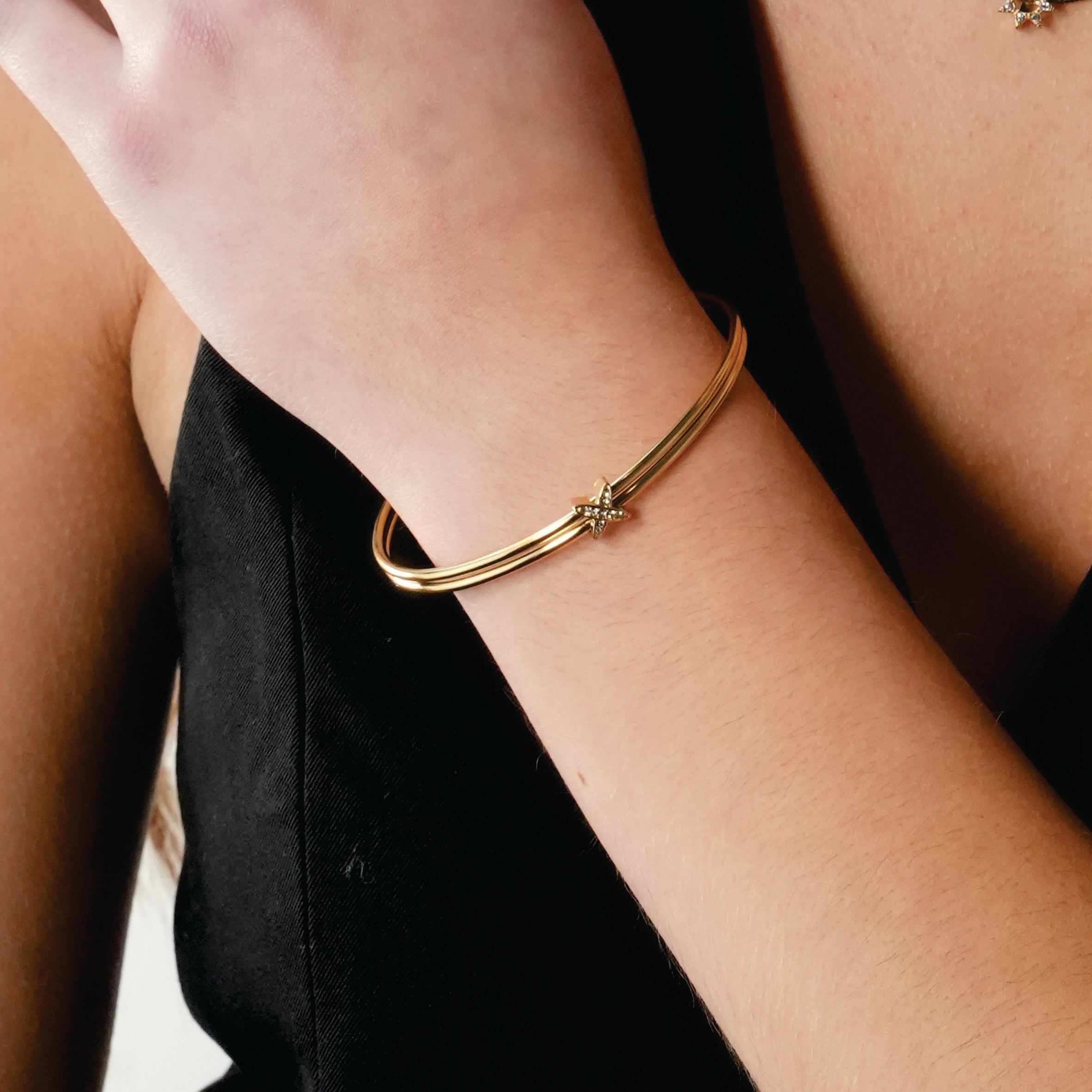 ODDASA Gold: Elegant Criss - Cross Dual Bangle Bracelet with Pavé Zirconia - MacroPanora