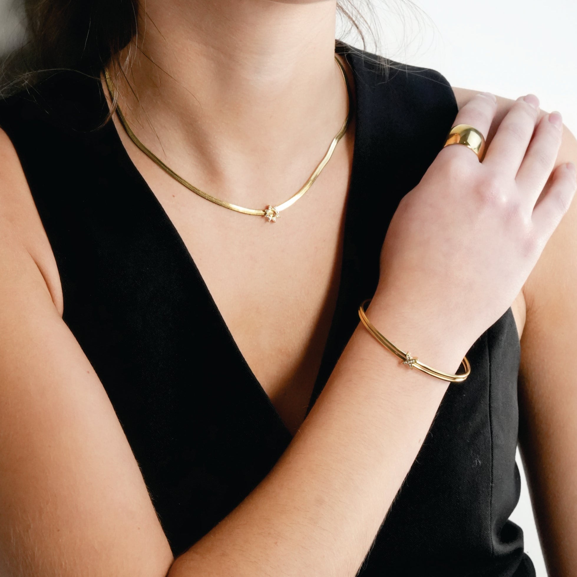 ODDASA Gold: Elegant Criss - Cross Dual Bangle Bracelet with Pavé Zirconia - MacroPanora