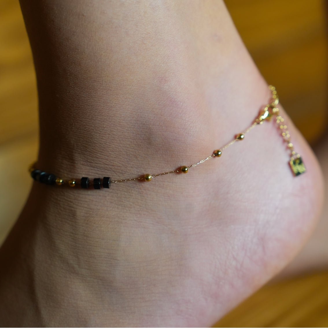 ROSARIO LG: Black Onyx and Gold Beaded Chain Anklet - MacroPanora