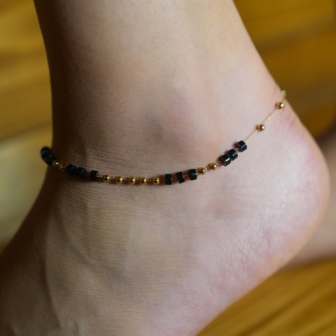 ROSARIO LG: Black Onyx and Gold Beaded Chain Anklet - MacroPanora