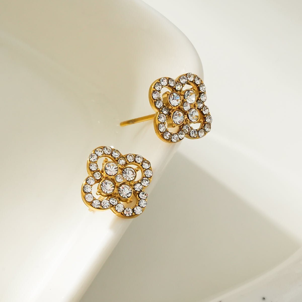 SANIBELL Gold: Clover Shaped Pavé Zirconia Stud Earrings - MacroPanora