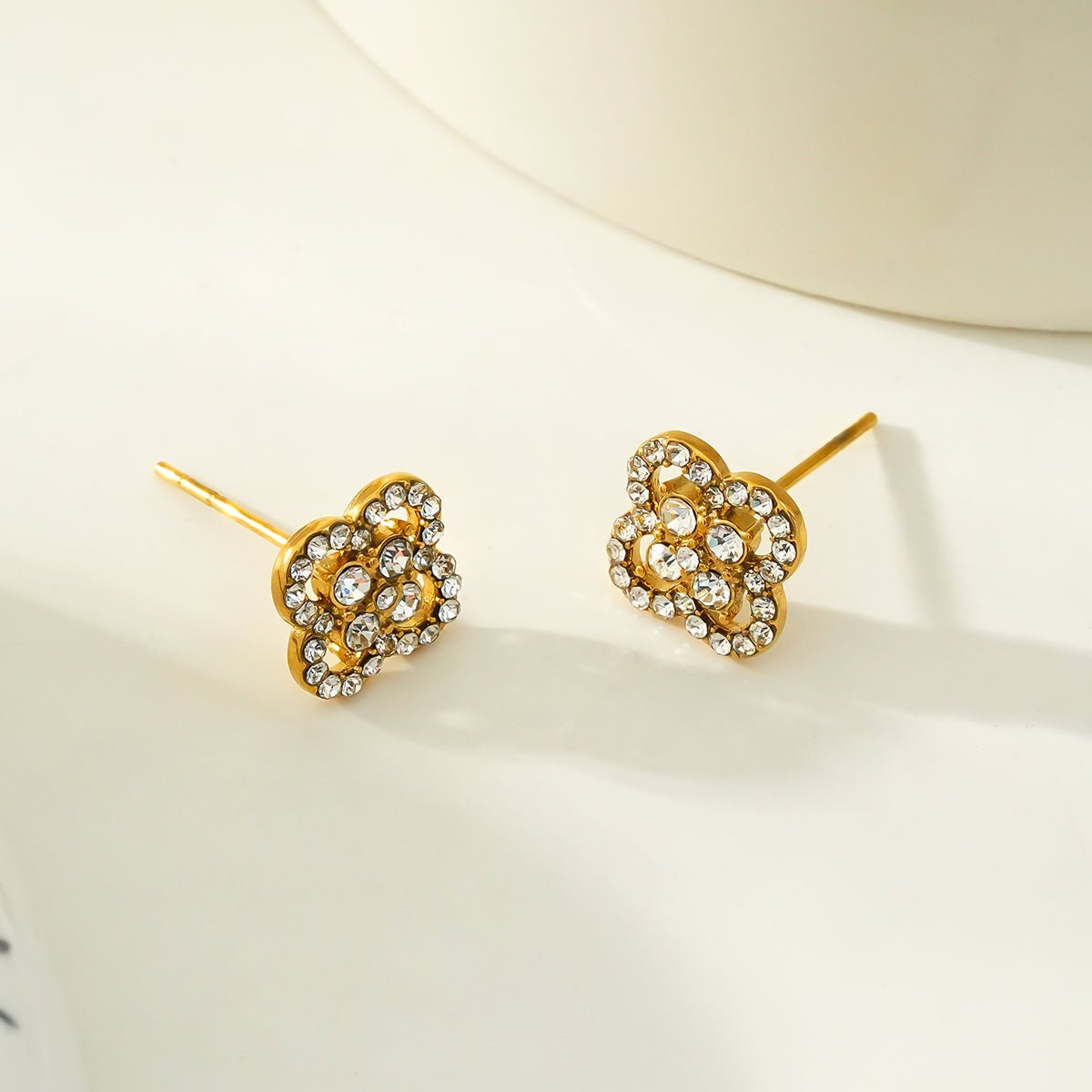SANIBELL Gold: Clover Shaped Pavé Zirconia Stud Earrings - MacroPanora