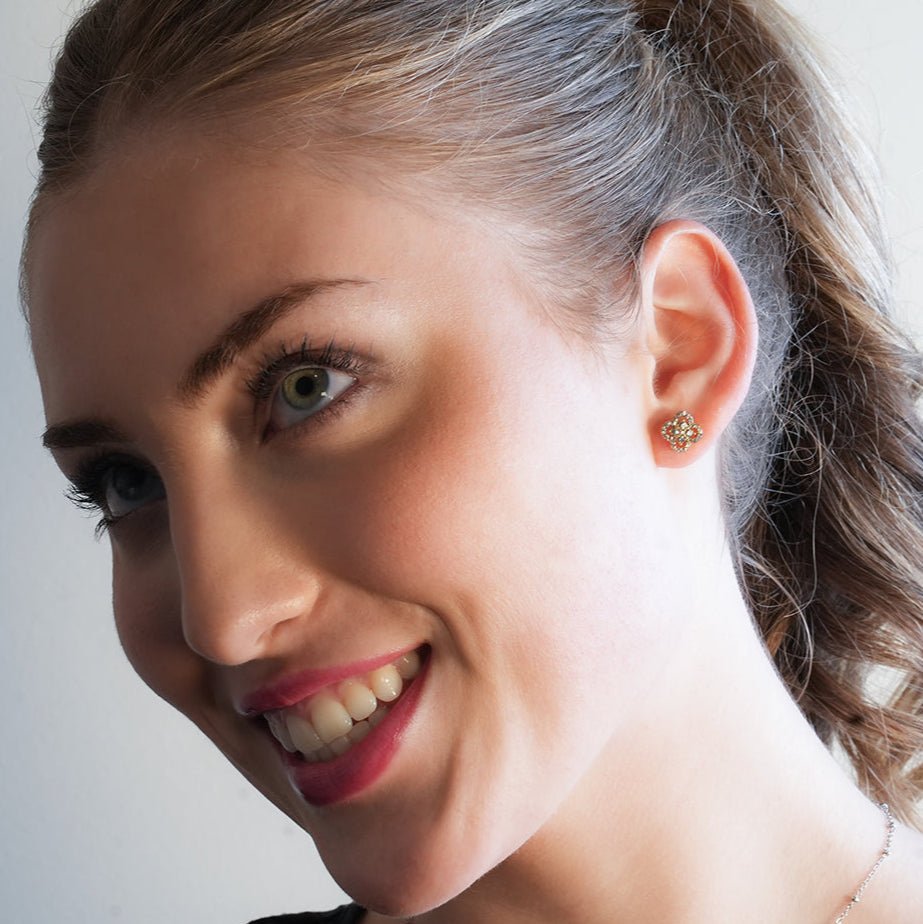 SANIBELL Gold: Clover Shaped Pavé Zirconia Stud Earrings - MacroPanora