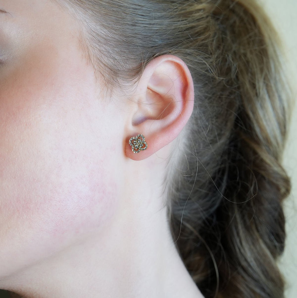 SANIBELL Gold: Clover Shaped Pavé Zirconia Stud Earrings - MacroPanora