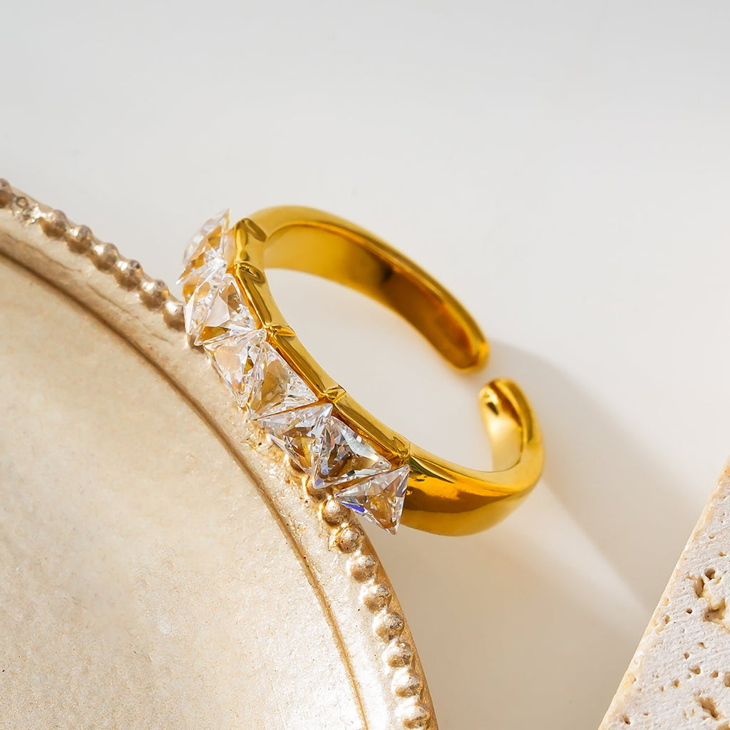 Style ALLY Gold: Zirconia Encased Row Ring - MacroPanora