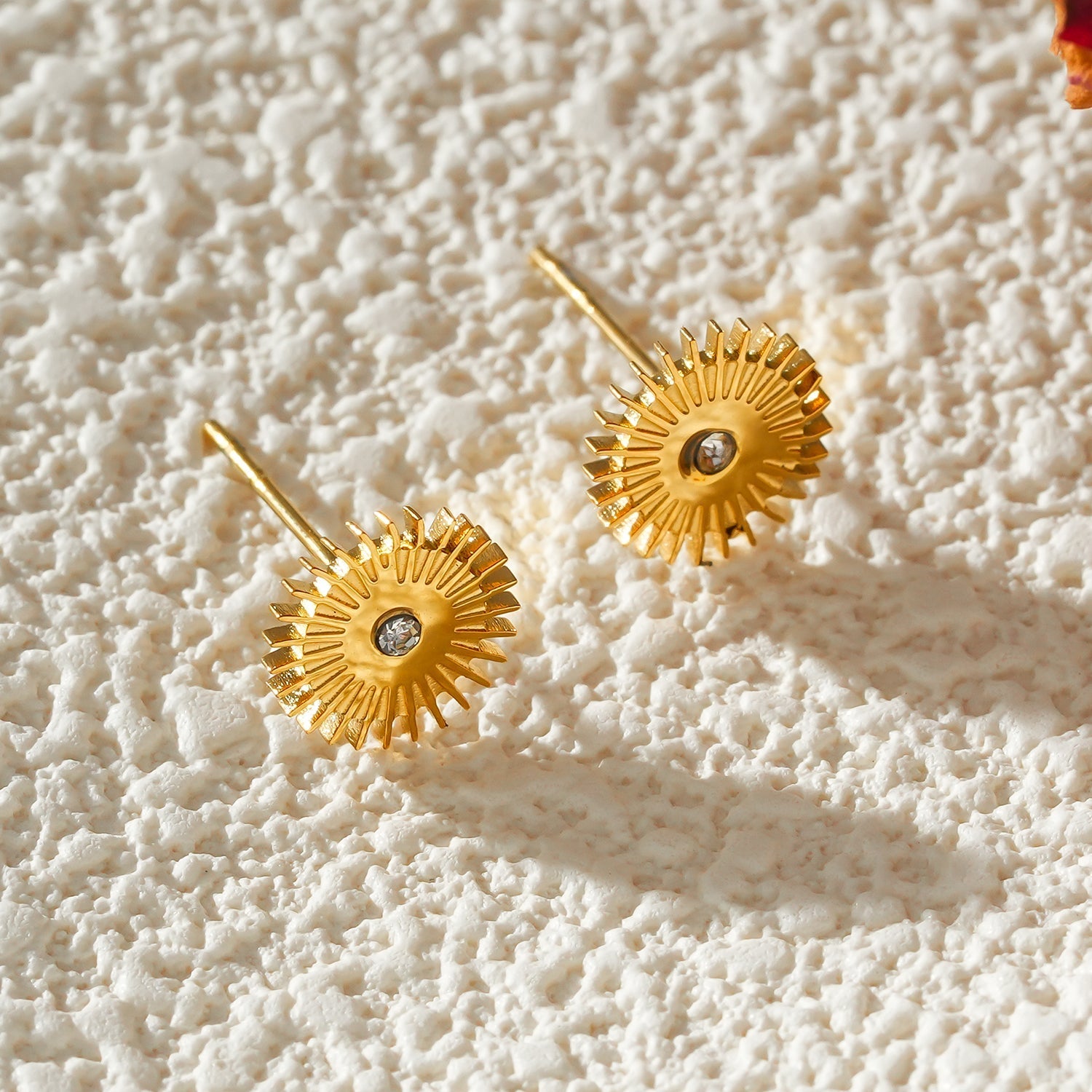 Style CAPITOLA: 'Night Star' Stud Earrings Gold - MacroPanora
