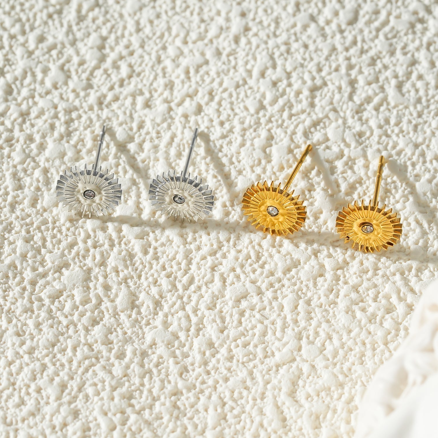 Style CAPITOLA: 'Night Star' Stud Earrings Gold - MacroPanora