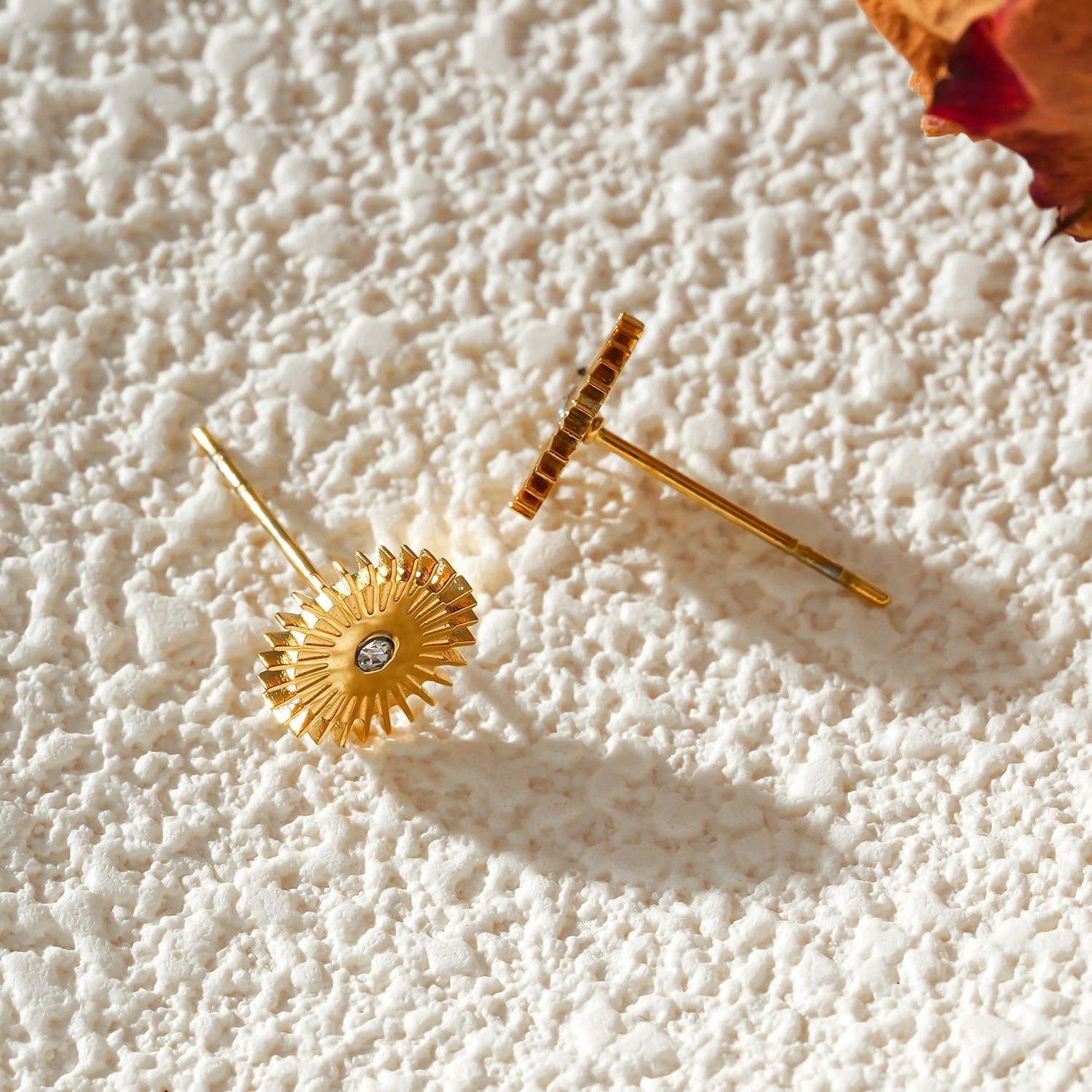 Style CAPITOLA: 'Night Star' Stud Earrings Gold - MacroPanora