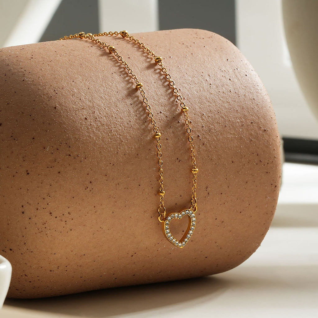 Style CHERISH Gold: Beaded Chain Anchoring an Elegant Pavé Heart Charm Pendant - MacroPanora