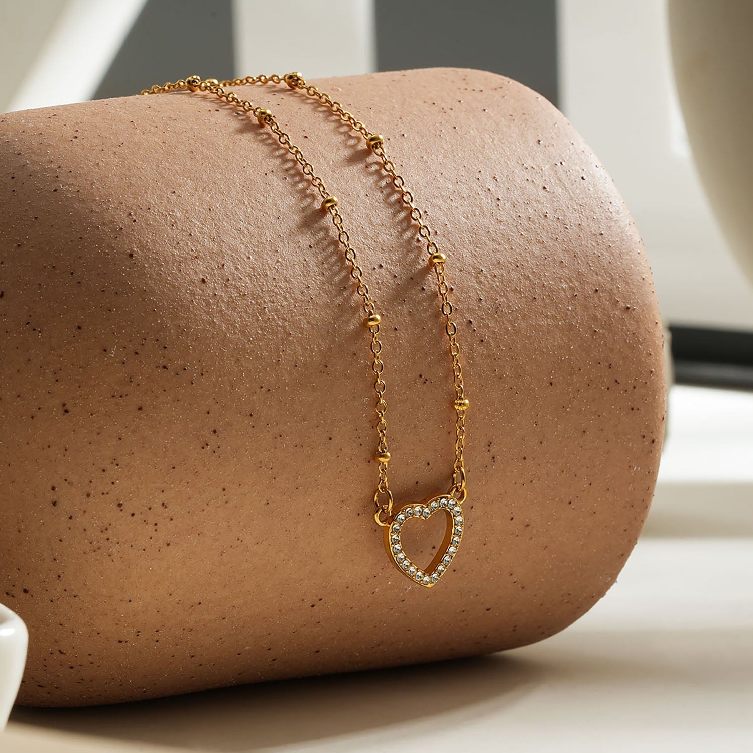 Style CHERISH Gold: Beaded Chain Anchoring an Elegant Pavé Heart Charm Pendant - MacroPanora