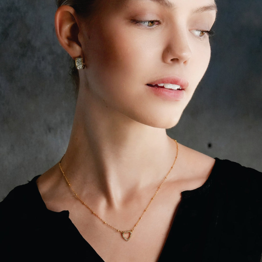 Style CHERISH Gold: Beaded Chain Anchoring an Elegant Pavé Heart Charm Pendant - MacroPanora
