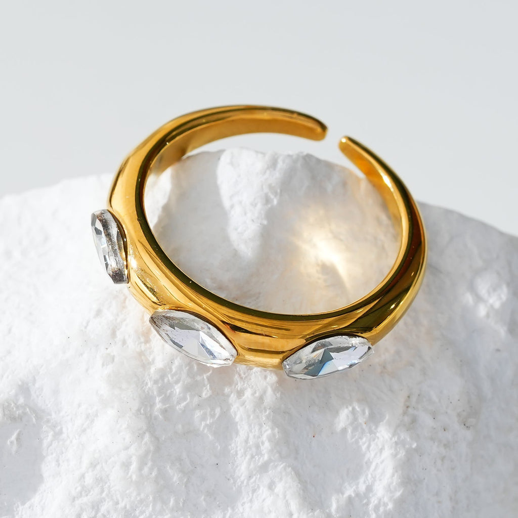 Style ELENITA: Modernist Inspired Band Ring with Triple Zirconia Gemstones - MacroPanora