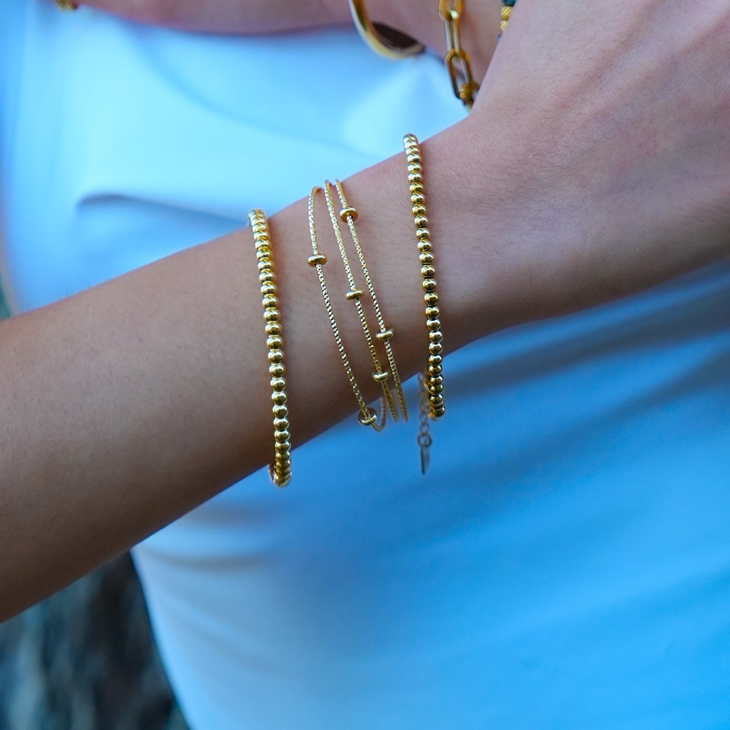 Style FARZIKA Gold: Triple Stacked Textured Beaded Bracelet - MacroPanora