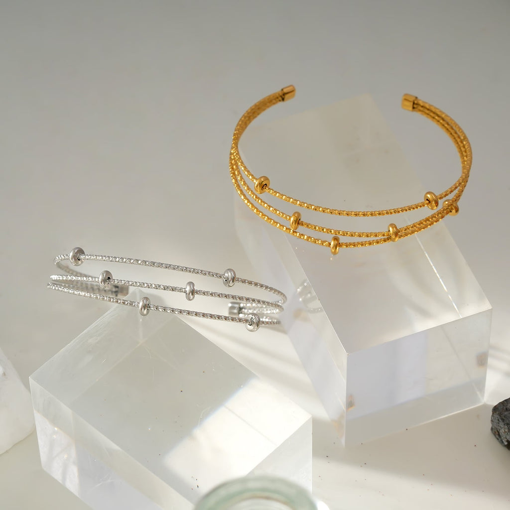 Style FARZIKA Gold: Triple Stacked Textured Beaded Bracelet - MacroPanora