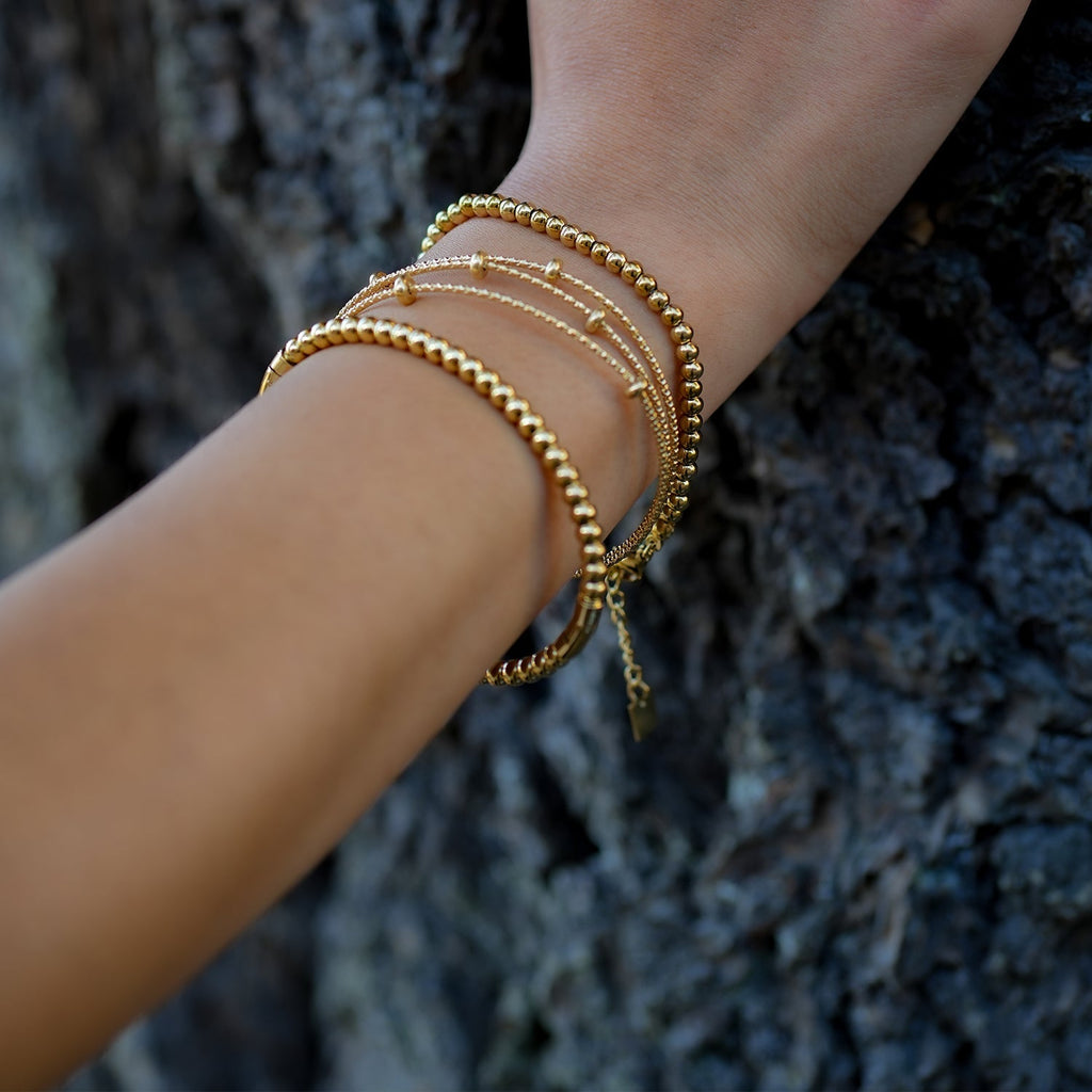 Style FARZIKA Gold: Triple Stacked Textured Beaded Bracelet - MacroPanora