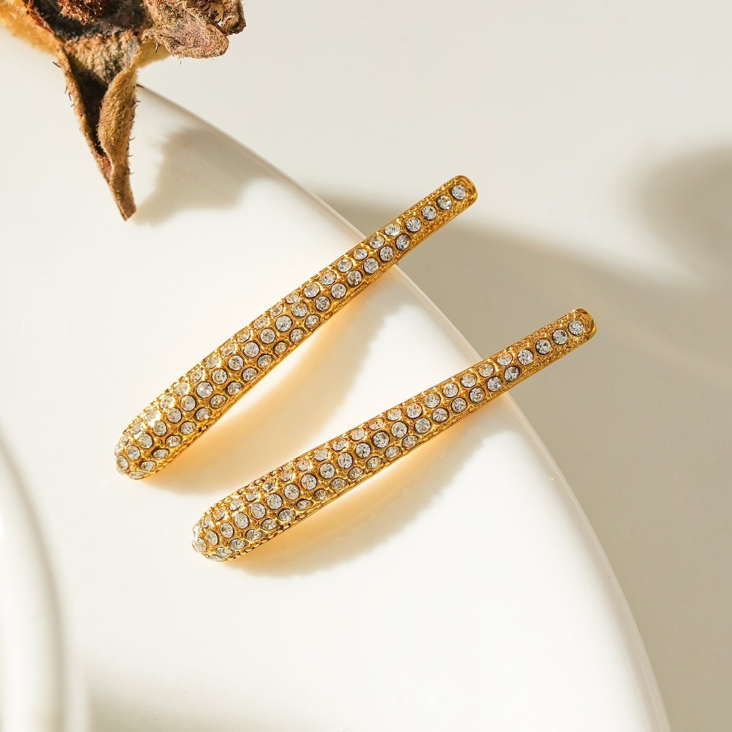 Style HILO: Curved Pavé Zirconia Shaped Stud Earrings in Gold - MacroPanora