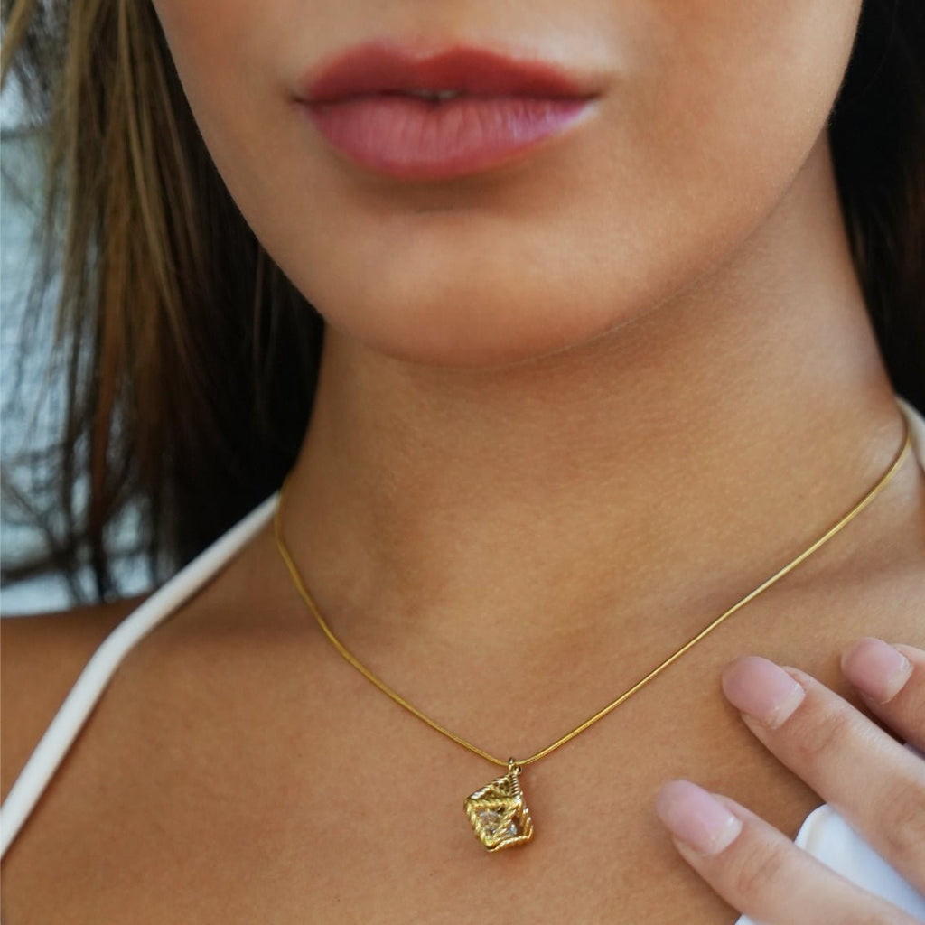 Style KARJAT: Gold Chain Necklace with Geometric Caged Zirconia Pendant - MacroPanora