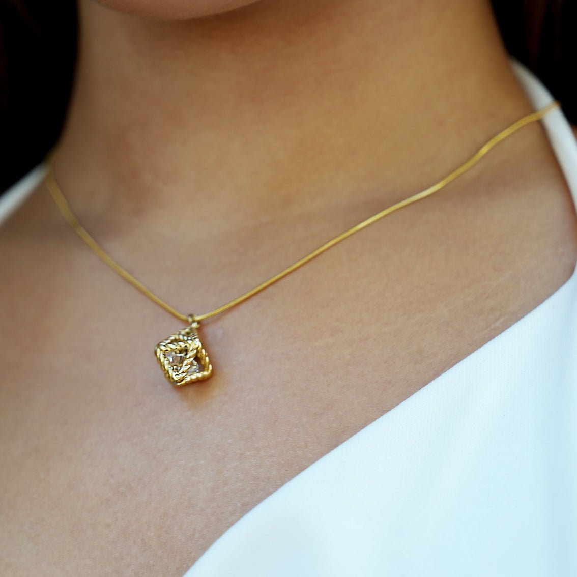 Style KARJAT: Gold Chain Necklace with Geometric Caged Zirconia Pendant - MacroPanora