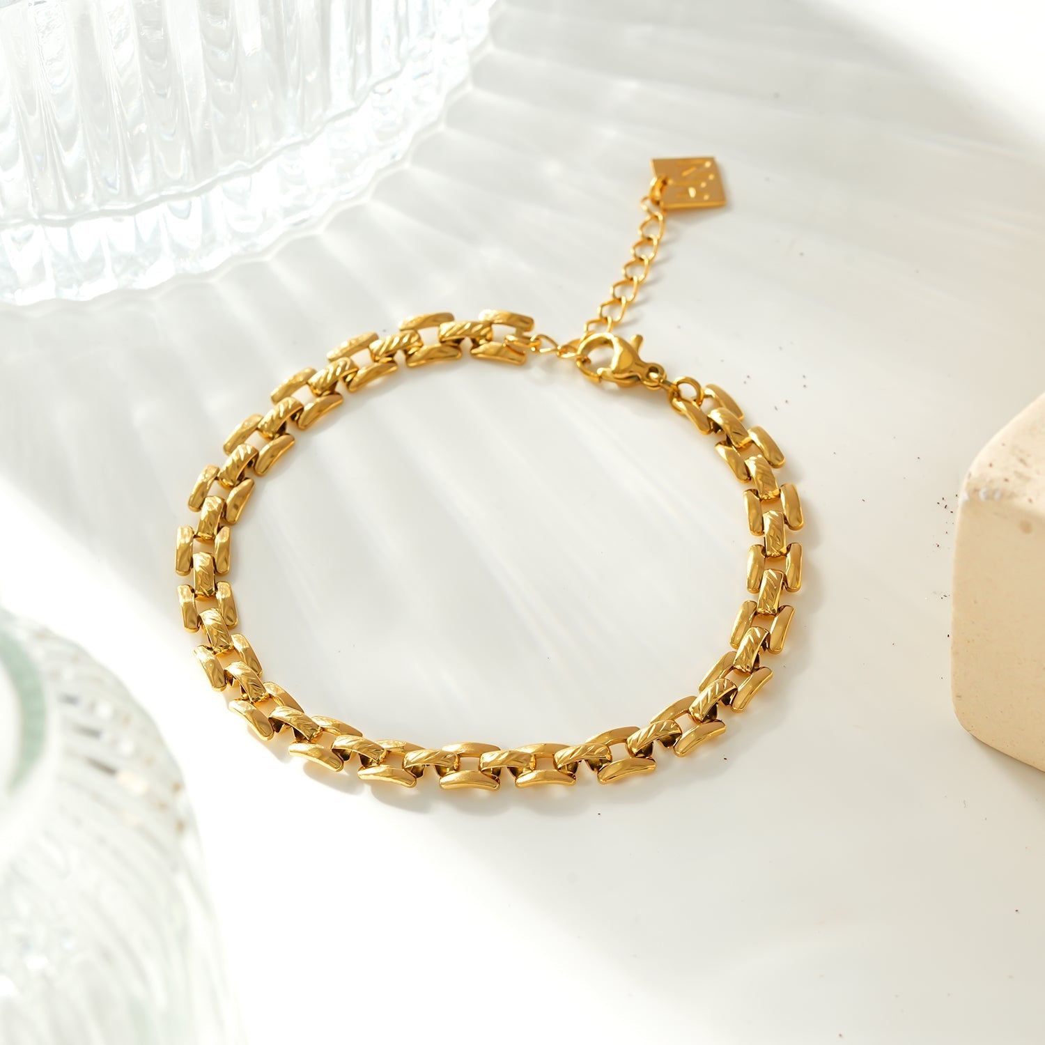 Style PROVINIA: Retro Watch Style Strap Bracelet in Gold - MacroPanora