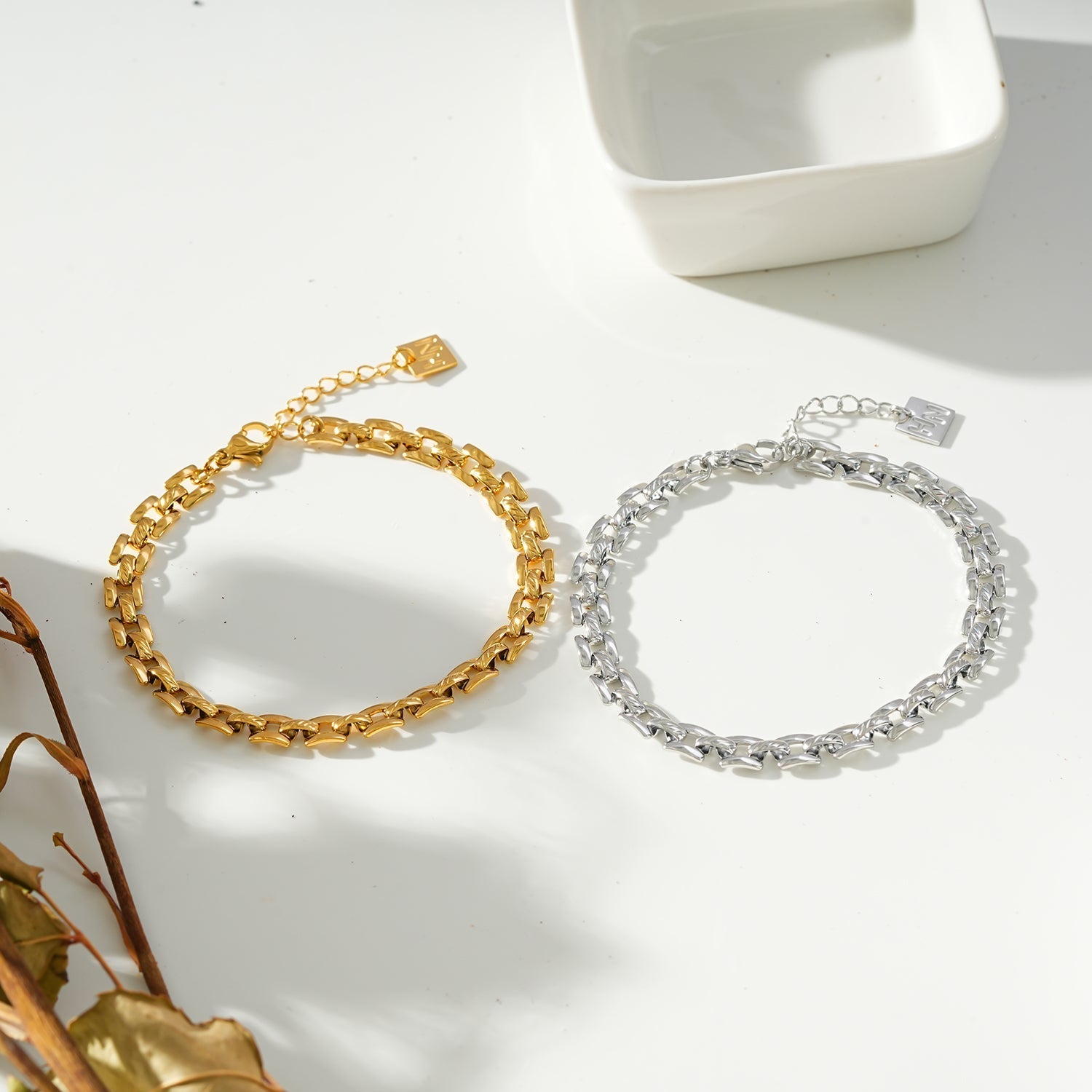 Style PROVINIA: Retro Watch Style Strap Bracelet in Gold - MacroPanora