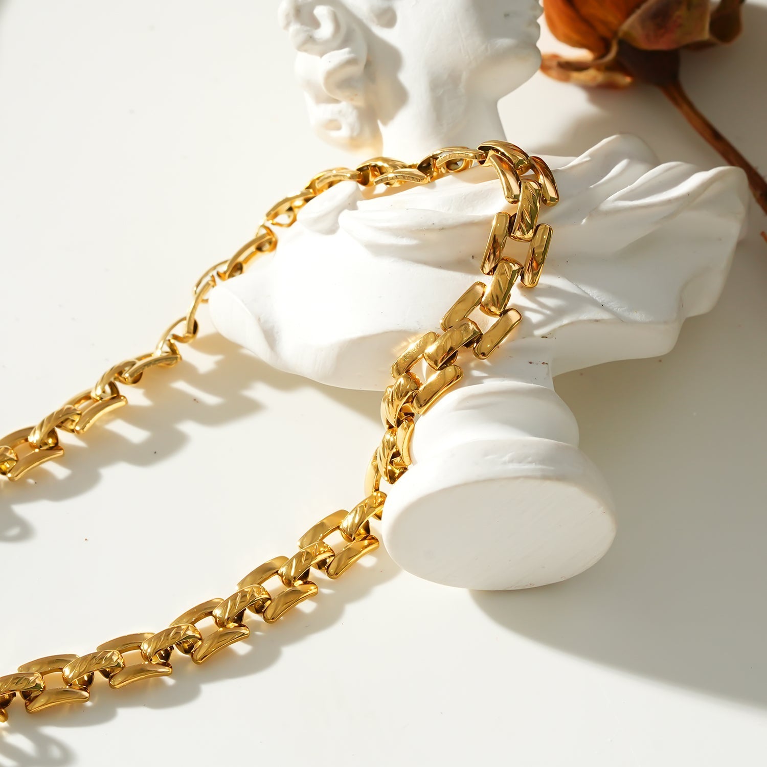 Style PROVINIA: Retro Watch Style Strap Bracelet in Gold - MacroPanora