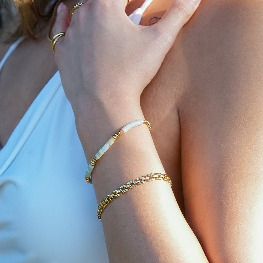Style PROVINIA: Retro Watch Style Strap Bracelet in Gold - MacroPanora