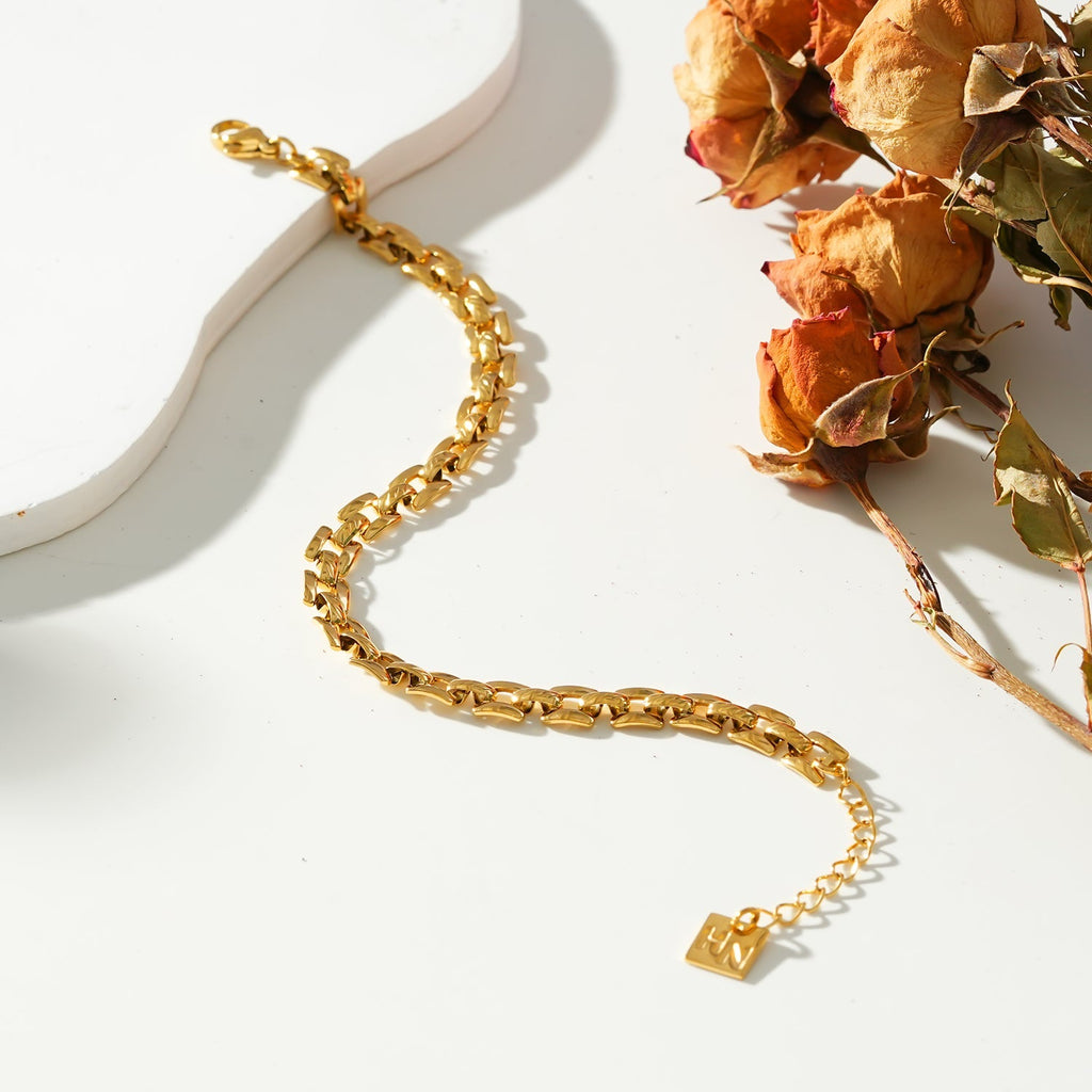 Style PROVINIA: Retro Watch Style Strap Bracelet in Gold - MacroPanora