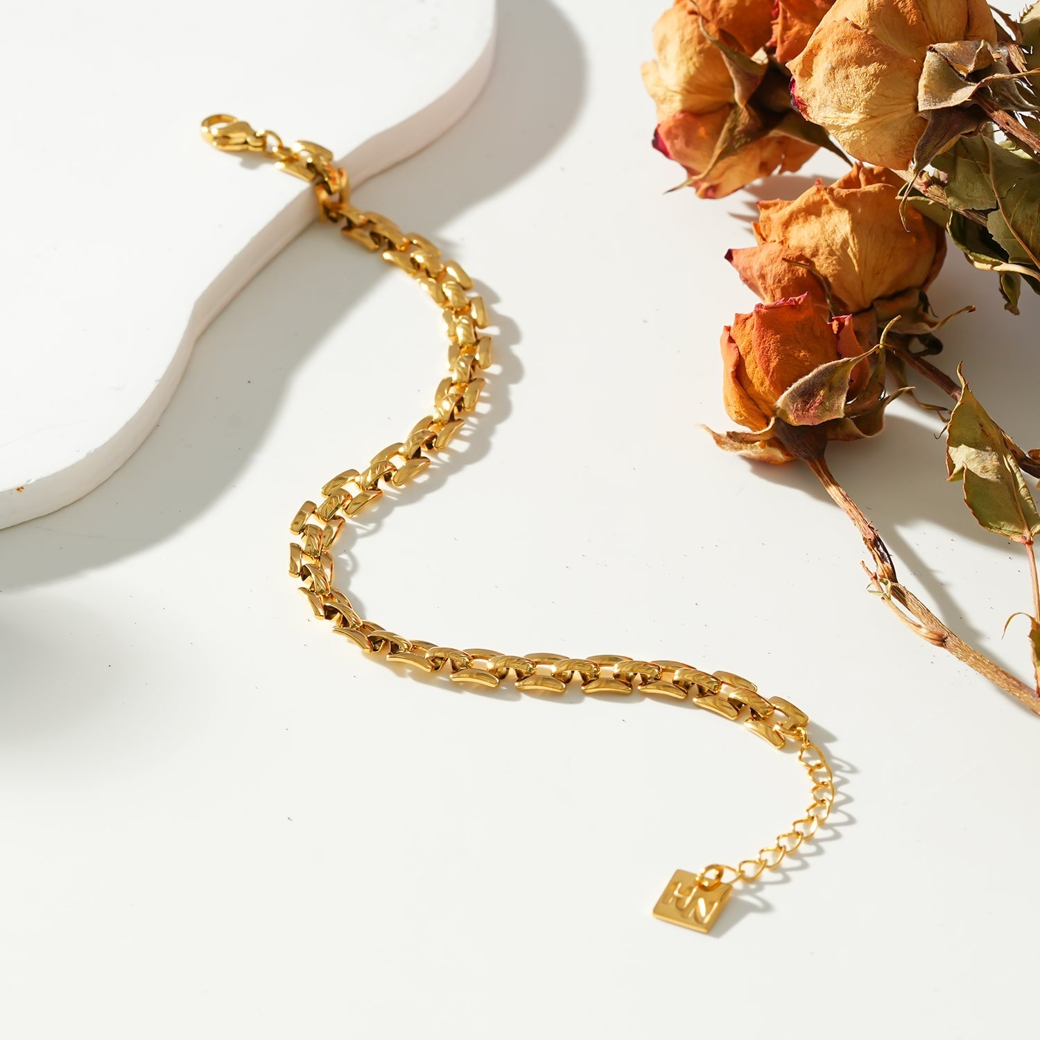 Style PROVINIA: Retro Watch Style Strap Bracelet in Gold - MacroPanora