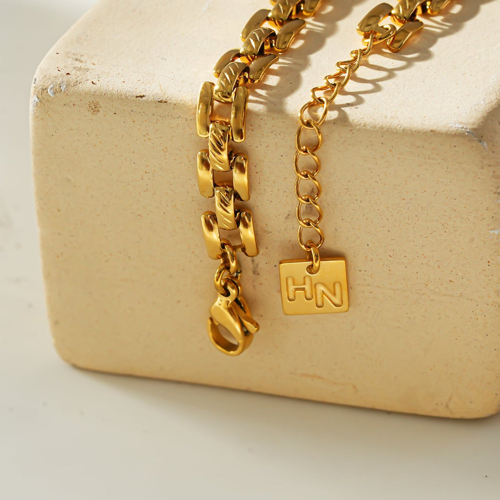 Style PROVINIA: Retro Watch Style Strap Bracelet in Gold - MacroPanora
