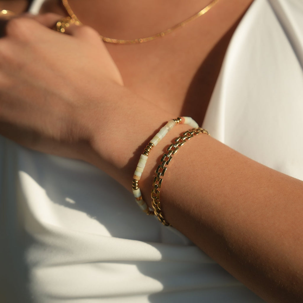 Style PROVINIA: Retro Watch Style Strap Bracelet in Gold - MacroPanora