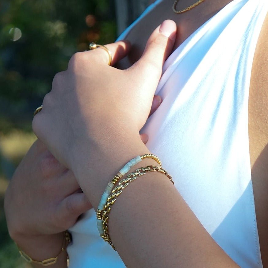 Style PROVINIA: Retro Watch Style Strap Bracelet in Gold - MacroPanora