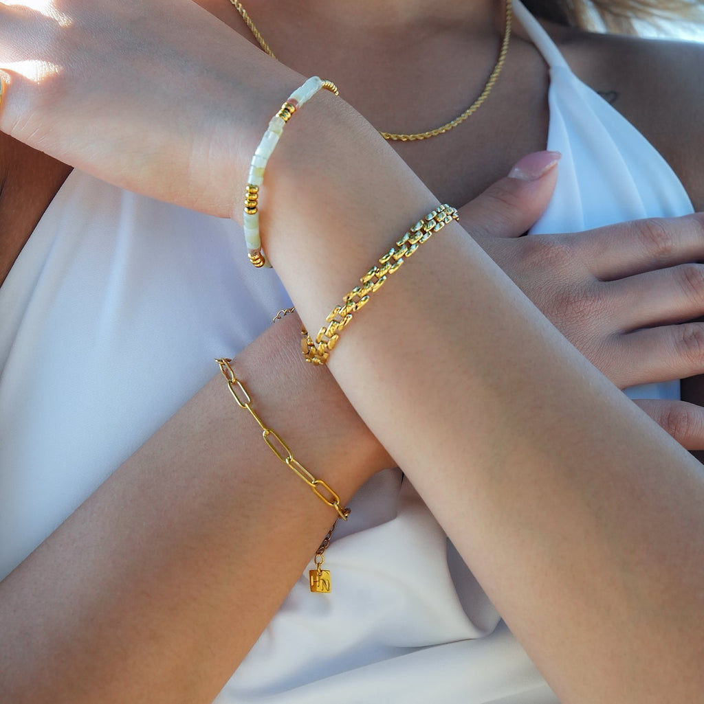 Style PROVINIA: Retro Watch Style Strap Bracelet in Gold - MacroPanora