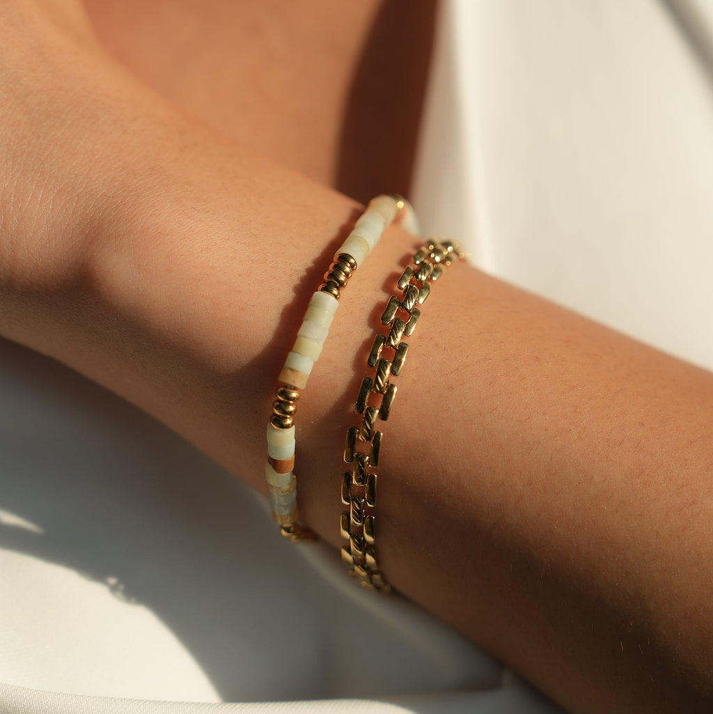 Style PROVINIA: Retro Watch Style Strap Bracelet in Gold - MacroPanora