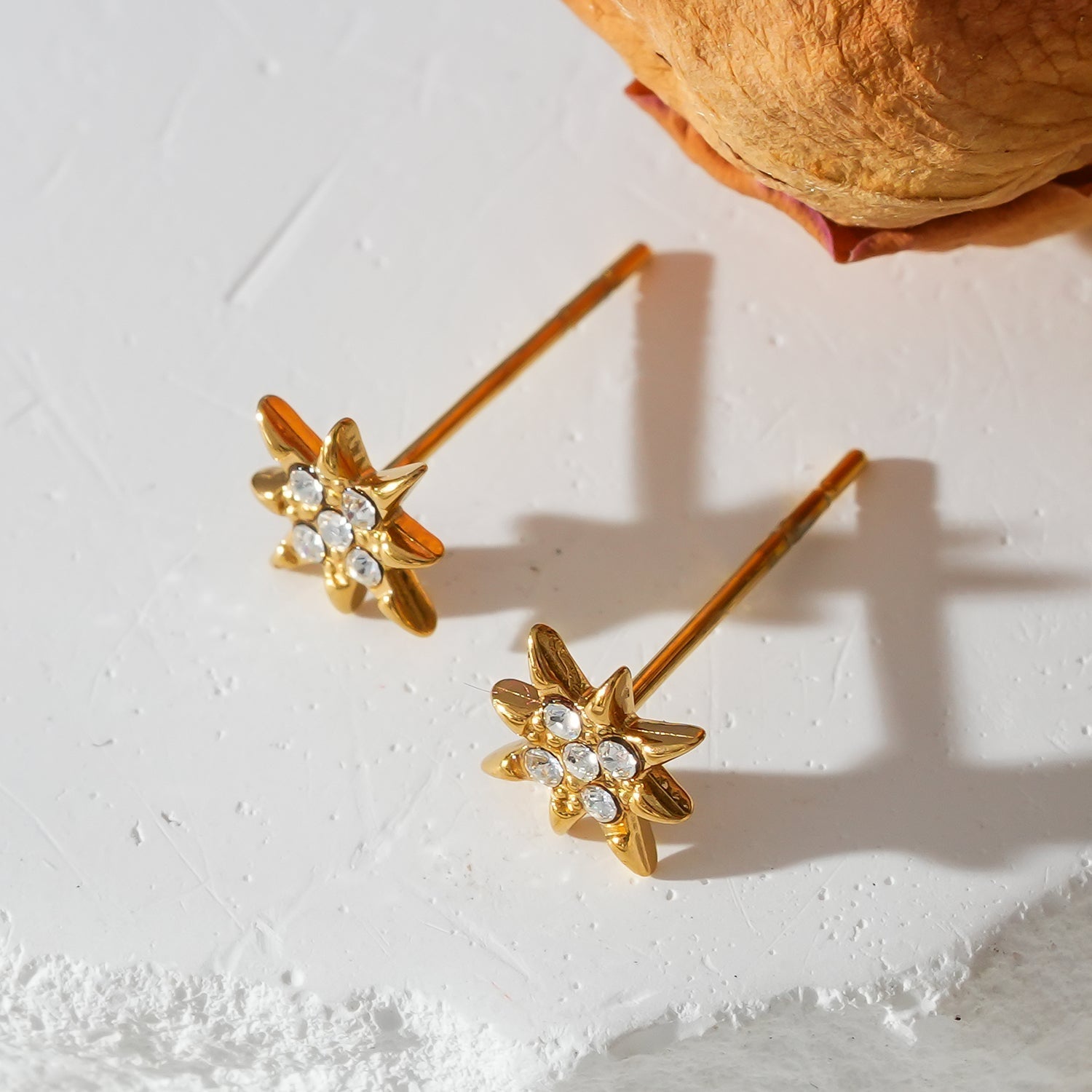 Style SARENBE Gold: 'Star Bright' Stud Earrings Gold - MacroPanora