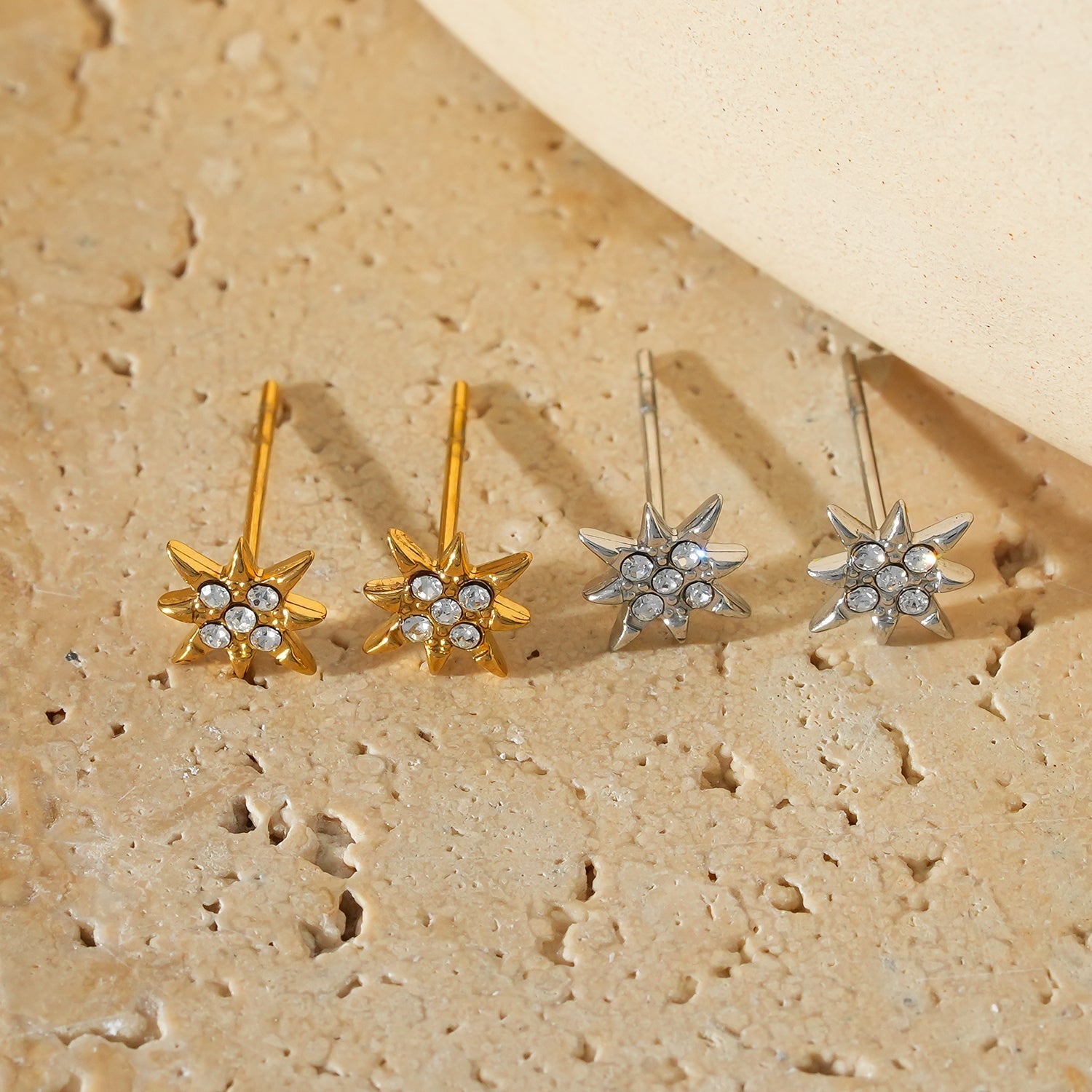 Style SARENBE Silver: 'Star Bright' Stud Earrings in Silver - MacroPanora