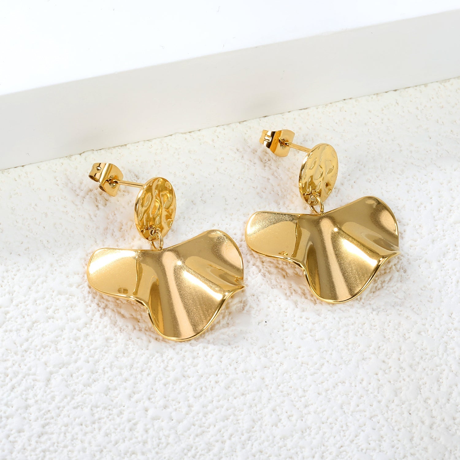 Textured Scallop Circle Earrings - MacroPanora